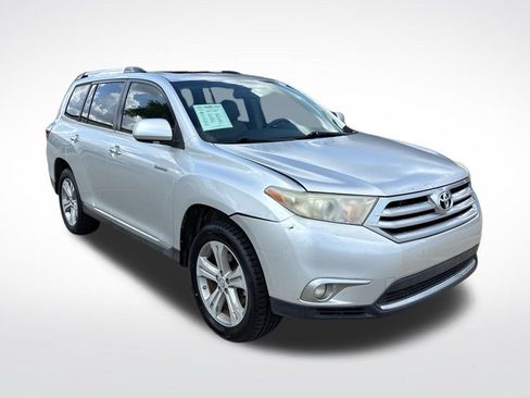 Used 2012 Toyota Highlander Limited w/ Tow Pkg FWD image 3