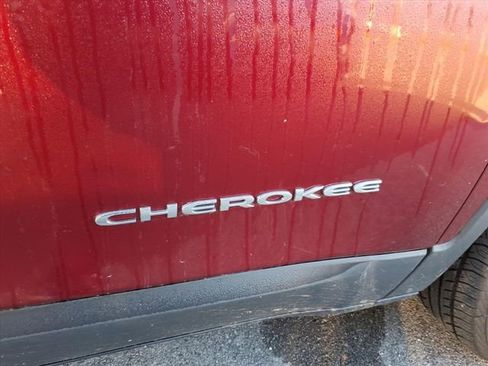 Used 2019 Jeep Cherokee Latitude Plus w/ Cold Weather Group AWD/4WD image 8