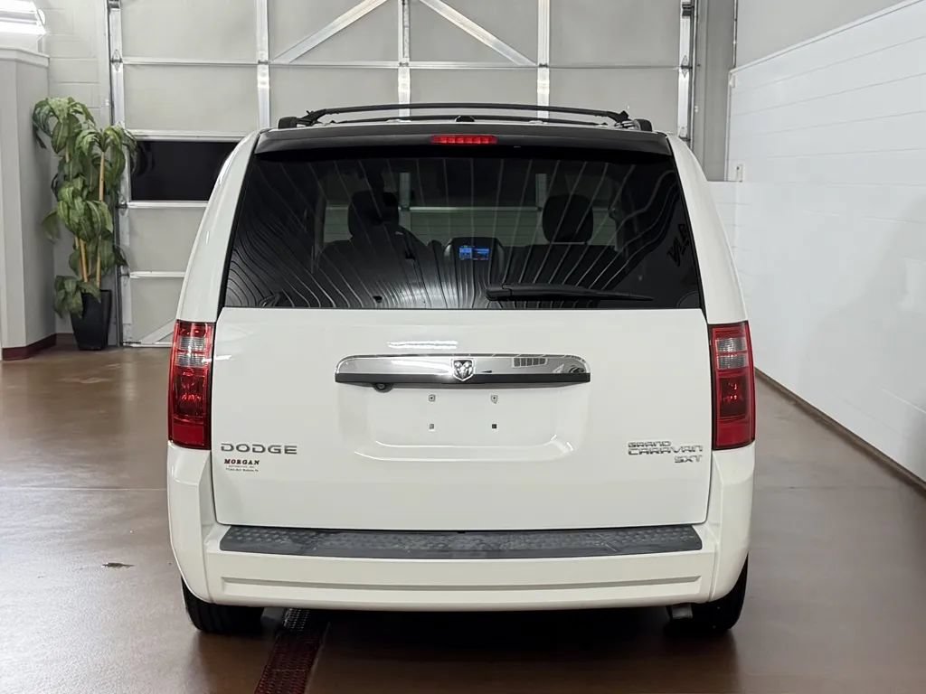 Used 2009 Dodge Grand Caravan SXT w/ Entertainment Group 2 FWD image 4