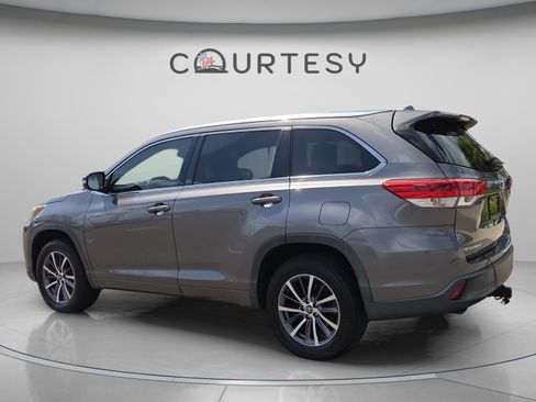 Used 2018 Toyota Highlander XLE image 5