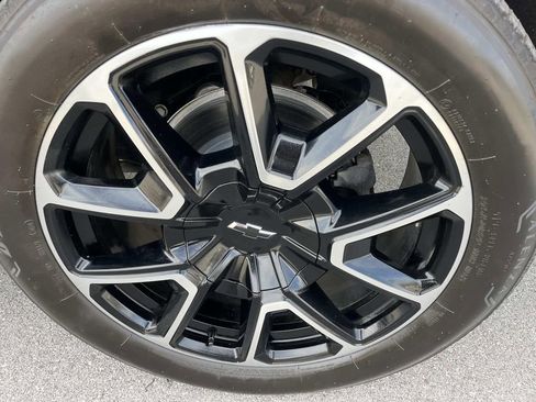 Used 2022 Chevrolet Suburban RST w/ Luxury Package image 11