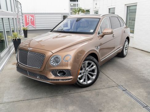 Used 2017 Bentley Bentayga image 3