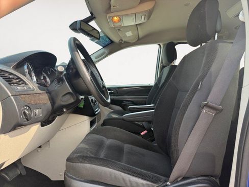 Used 2019 Dodge Grand Caravan SE w/ UConnect Hands-Free Group FWD image 2