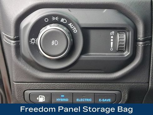 Used 2025 Jeep Wrangler Unlimited Sahara AWD/4WD image 9