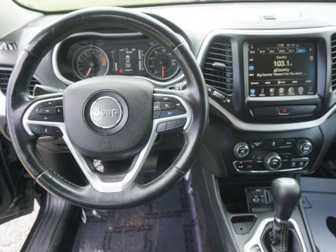 Used 2018 Jeep Cherokee Latitude Plus image 9