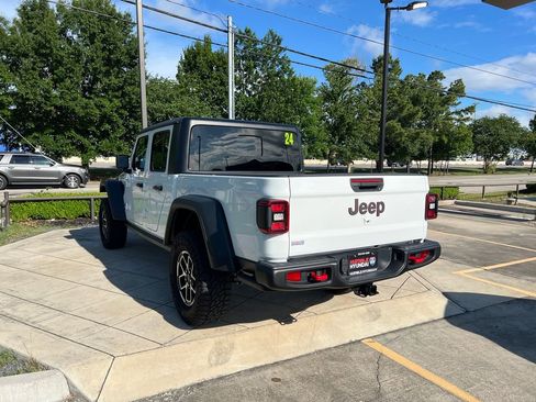 Used 2024 Jeep Gladiator Rubicon w/ Convenience Group AWD/4WD image 13