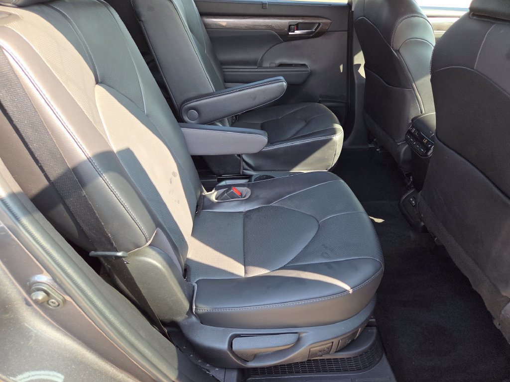 Used 2022 Toyota Highlander Platinum AWD/4WD image 34