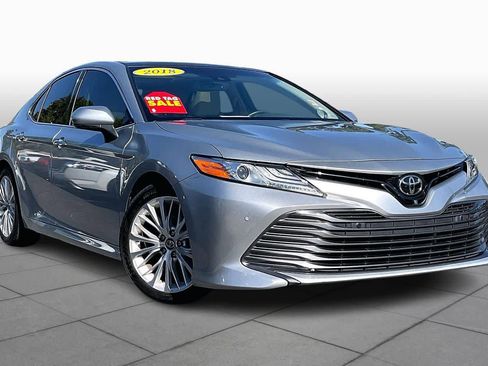 Used 2018 Toyota Camry XLE image 2