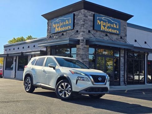 Used 2023 Nissan Rogue SV image 1