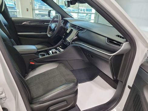 Used 2023 Jeep Grand Cherokee Altitude image 19