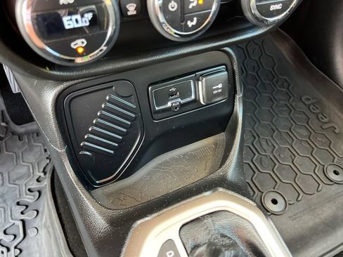 Used 2015 Jeep Renegade Latitude w/ Popular Equipment Group FWD image 18