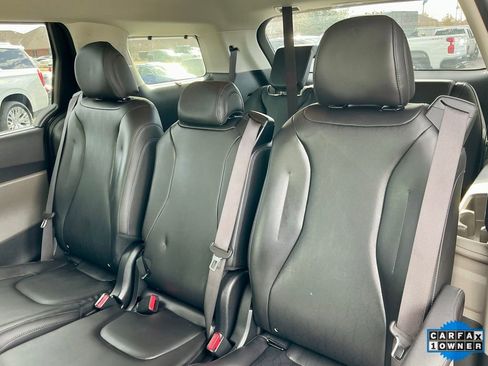 Used 2025 Kia Carnival EX image 29