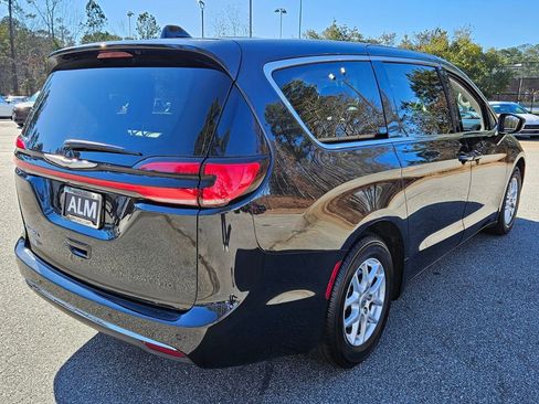 Used 2023 Chrysler Pacifica Touring-L image 13