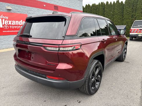 Used 2023 Jeep Grand Cherokee Limited w/ Black Appearance Package AWD/4WD image 3