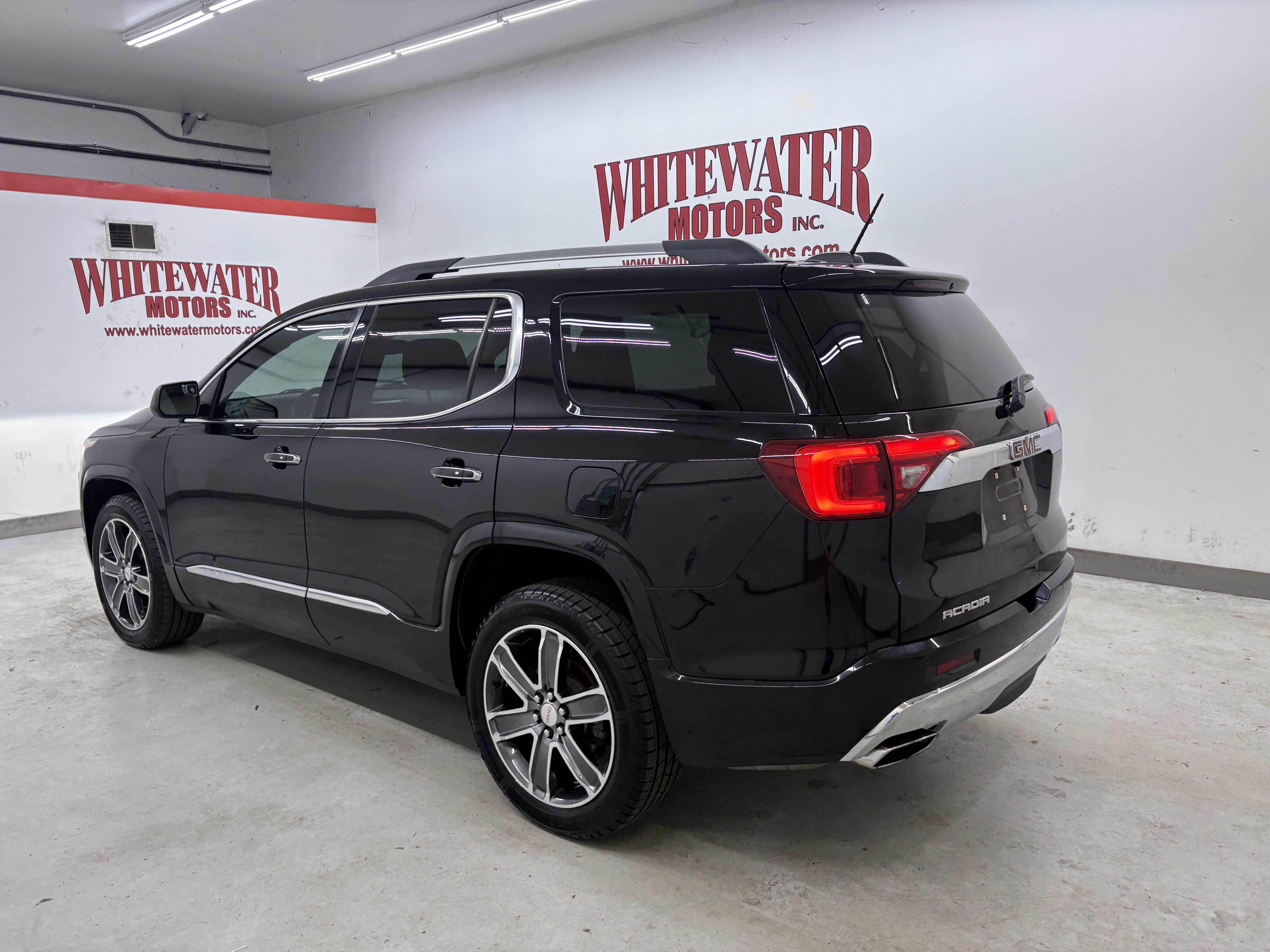 Used 2019 GMC Acadia Denali w/ Technology Package FWD image 2
