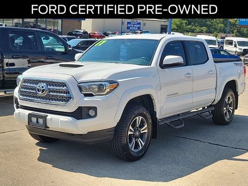 Used 2017 Toyota Tacoma TRD Sport w/ Tow Package (A/T) AWD/4WD image 2