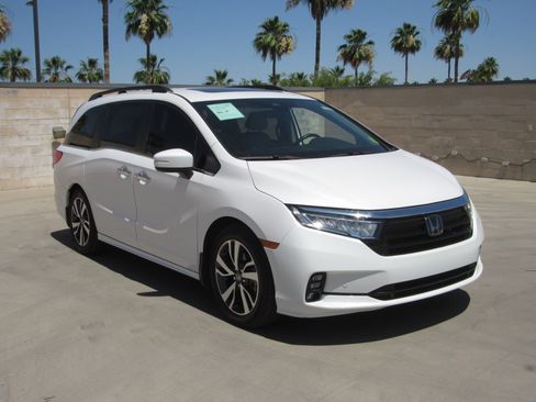 Used 2023 Honda Odyssey Touring image 2