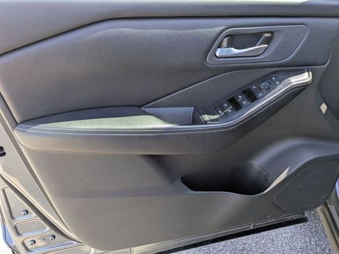 Used 2025 Nissan Rogue SV image 10