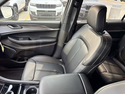 New 2025 Jeep Grand Cherokee L Limited w/ Luxury Tech Group II RWD image 10