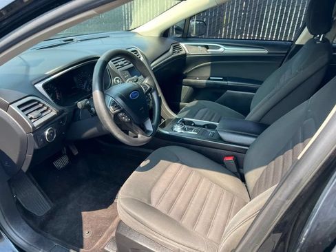 Used 2017 Ford Fusion SE FWD image 18