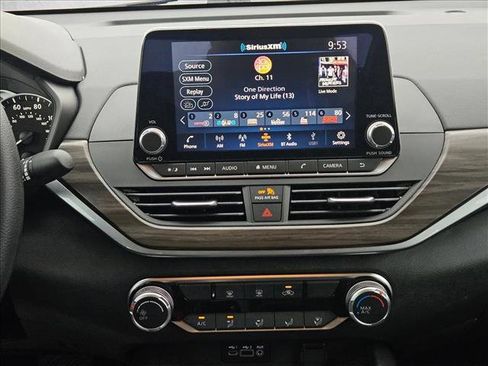 Used 2025 Nissan Altima 2.5 SV image 15