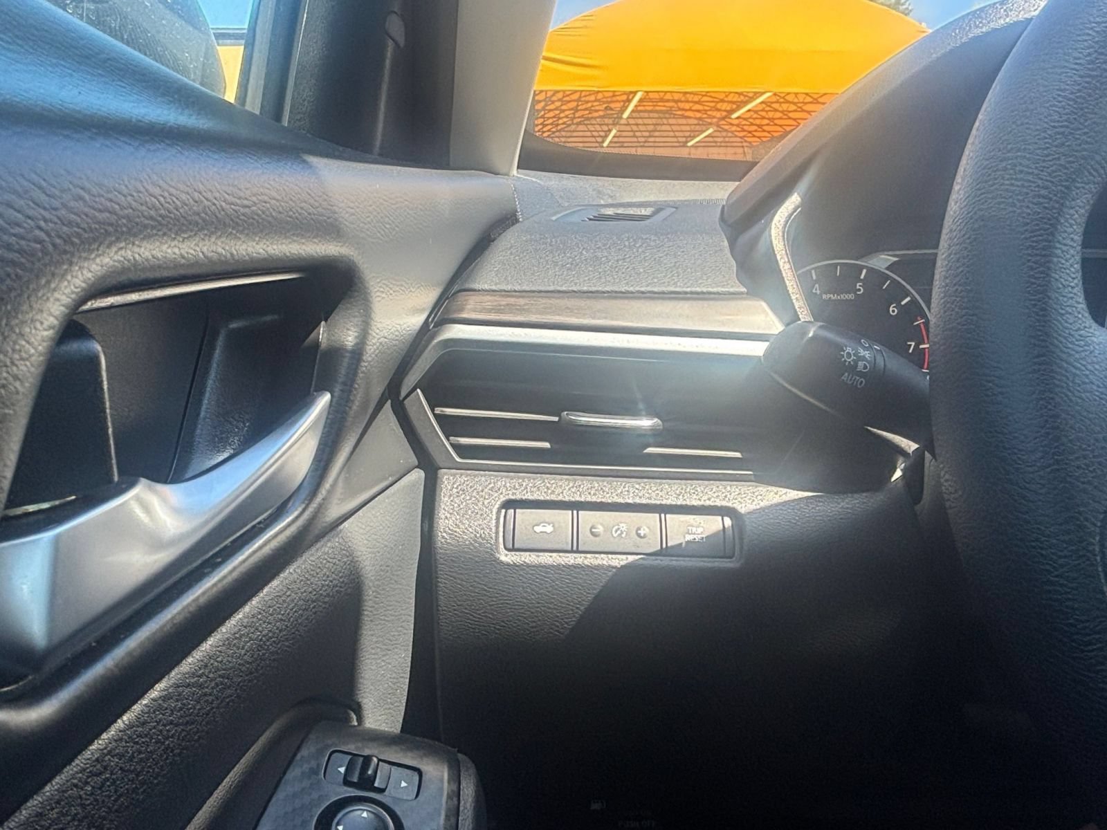 Used 2025 Nissan Altima 2.5 SV FWD image 31