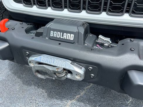 Used 2025 Jeep Gladiator Mojave AWD/4WD image 29