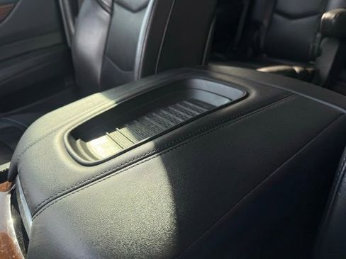 Used 2019 Cadillac Escalade Luxury AWD/4WD image 24