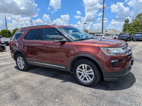 Used 2018 Ford Explorer XLT w/ Equipment Group 202A AWD/4WD image 2