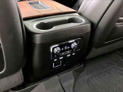 Used 2024 GMC Yukon XL Denali Ultimate image 10