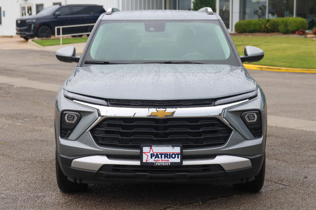 Used 2025 Chevrolet TrailBlazer LT AWD/4WD image 2