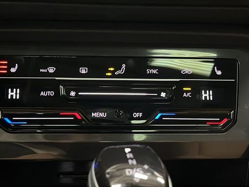 Used 2024 Volkswagen Tiguan SE w/ Panoramic Sunroof Package image 18