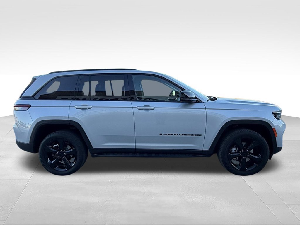 Used 2024 Jeep Grand Cherokee Limited w/ Black Appearance Package AWD/4WD image 8