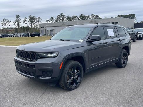 Used 2023 Jeep Grand Cherokee L Laredo image 3