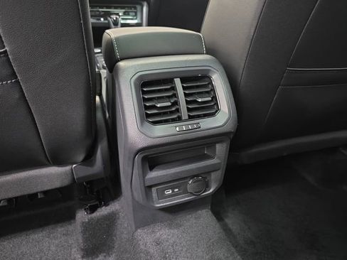 Used 2024 Volkswagen Tiguan SE w/ Panoramic Sunroof Package image 37