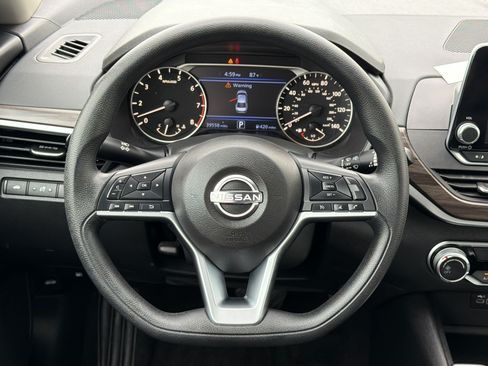 Used 2025 Nissan Altima 2.5 SV FWD image 11