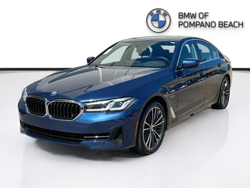 Certified 2023 BMW 530e xDrive w/ Premium Package AWD/4WD image 3