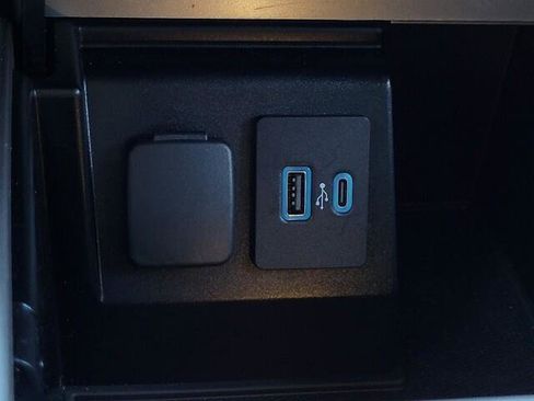 Used 2020 Ford Explorer XLT image 22