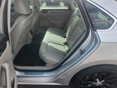 Used 2017 Volkswagen Passat 1.8T SE FWD image 19