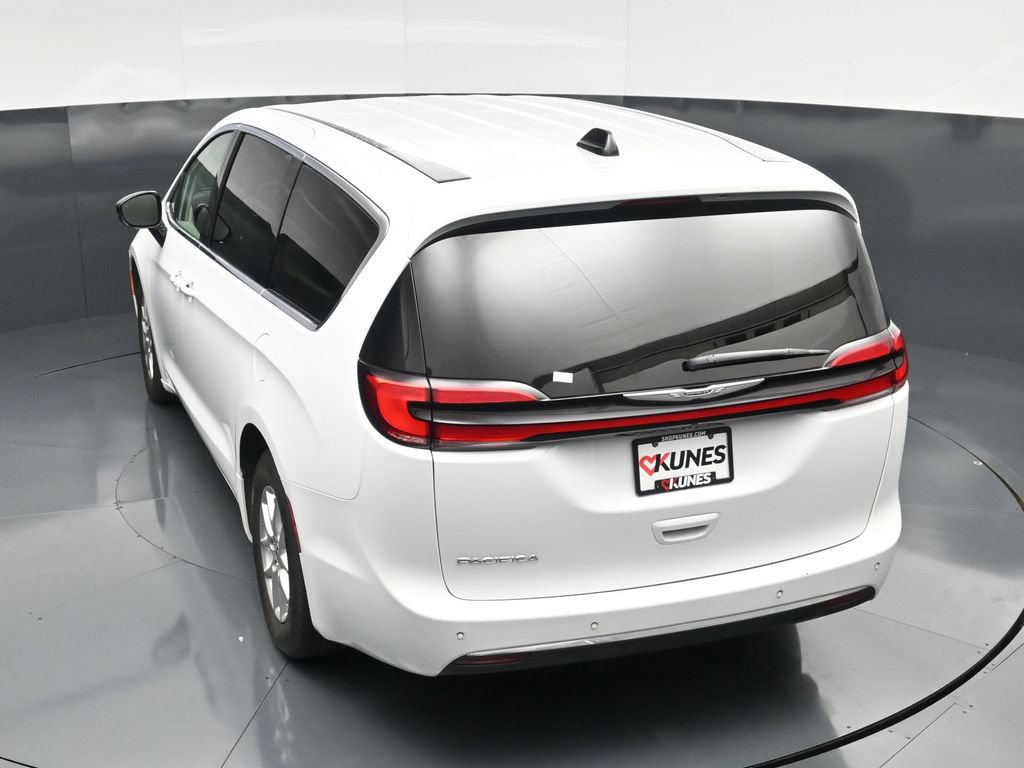 Used 2024 Chrysler Pacifica Touring-L FWD image 43