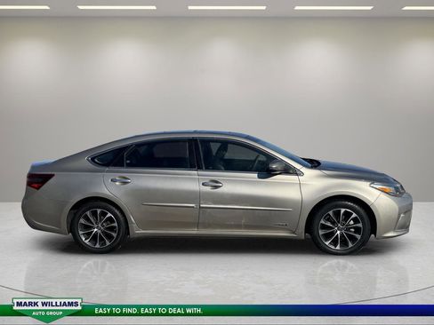 Used 2018 Toyota Avalon XLE Premium image 2