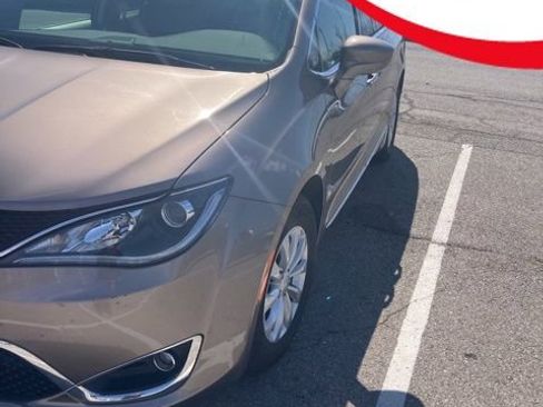 Used 2017 Chrysler Pacifica Touring-L image 1