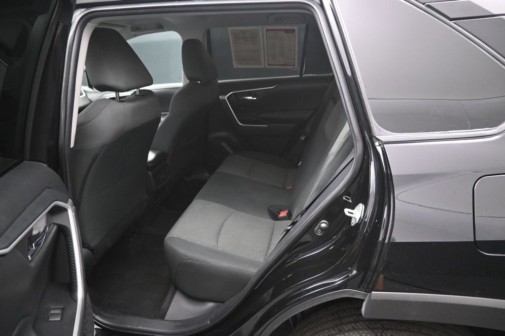 Used 2021 Toyota RAV4 XLE AWD/4WD image 27