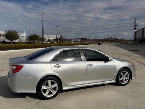Used 2013 Toyota Camry SE image 3