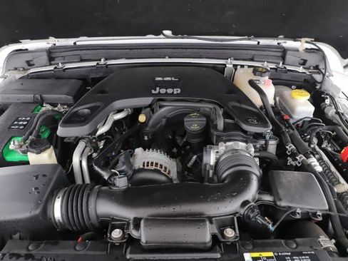 Used 2018 Jeep Wrangler Sport AWD/4WD image 16