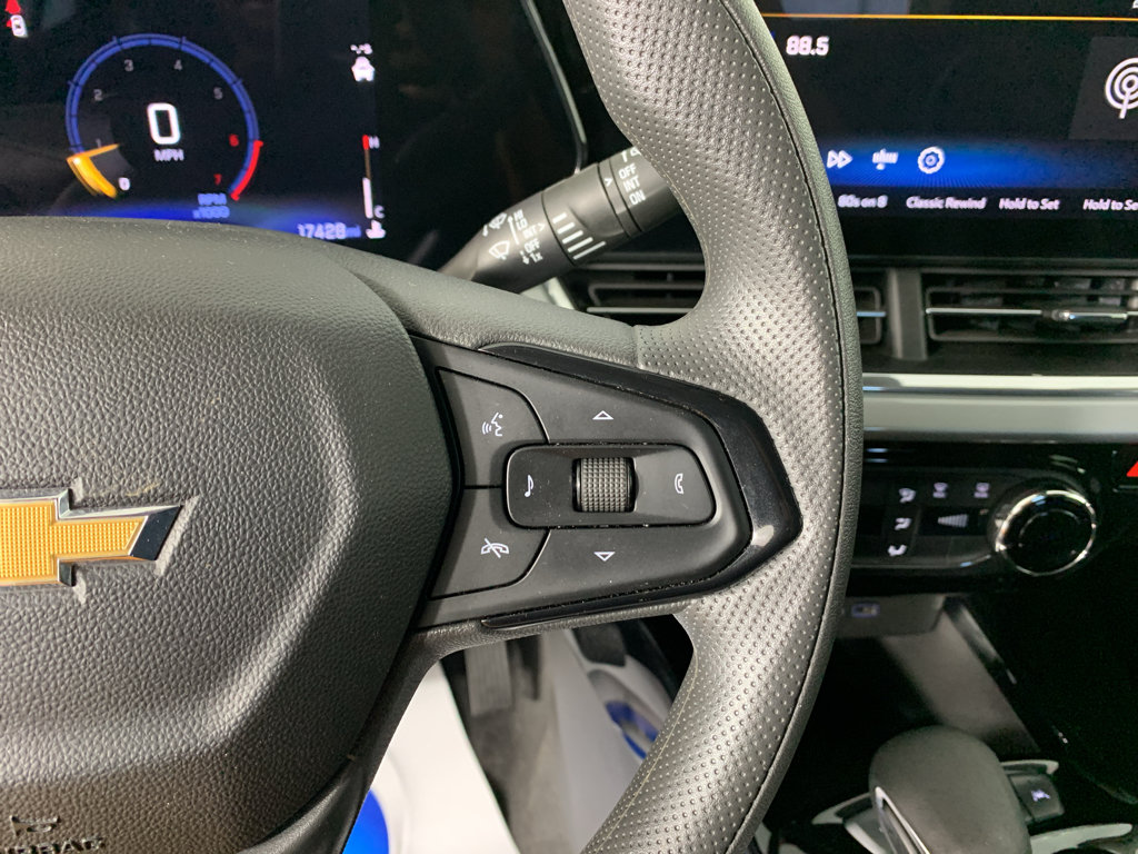 Used 2025 Chevrolet Trax LT FWD image 19
