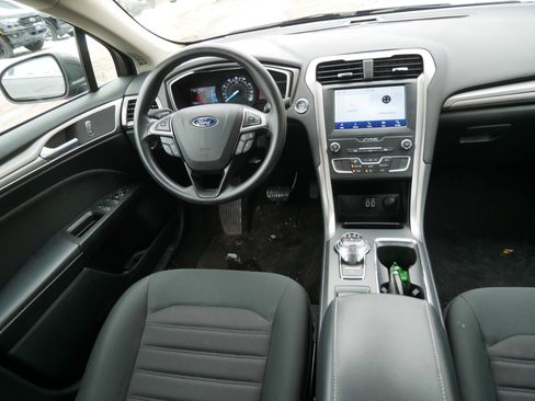 Used 2020 Ford Fusion SE image 9