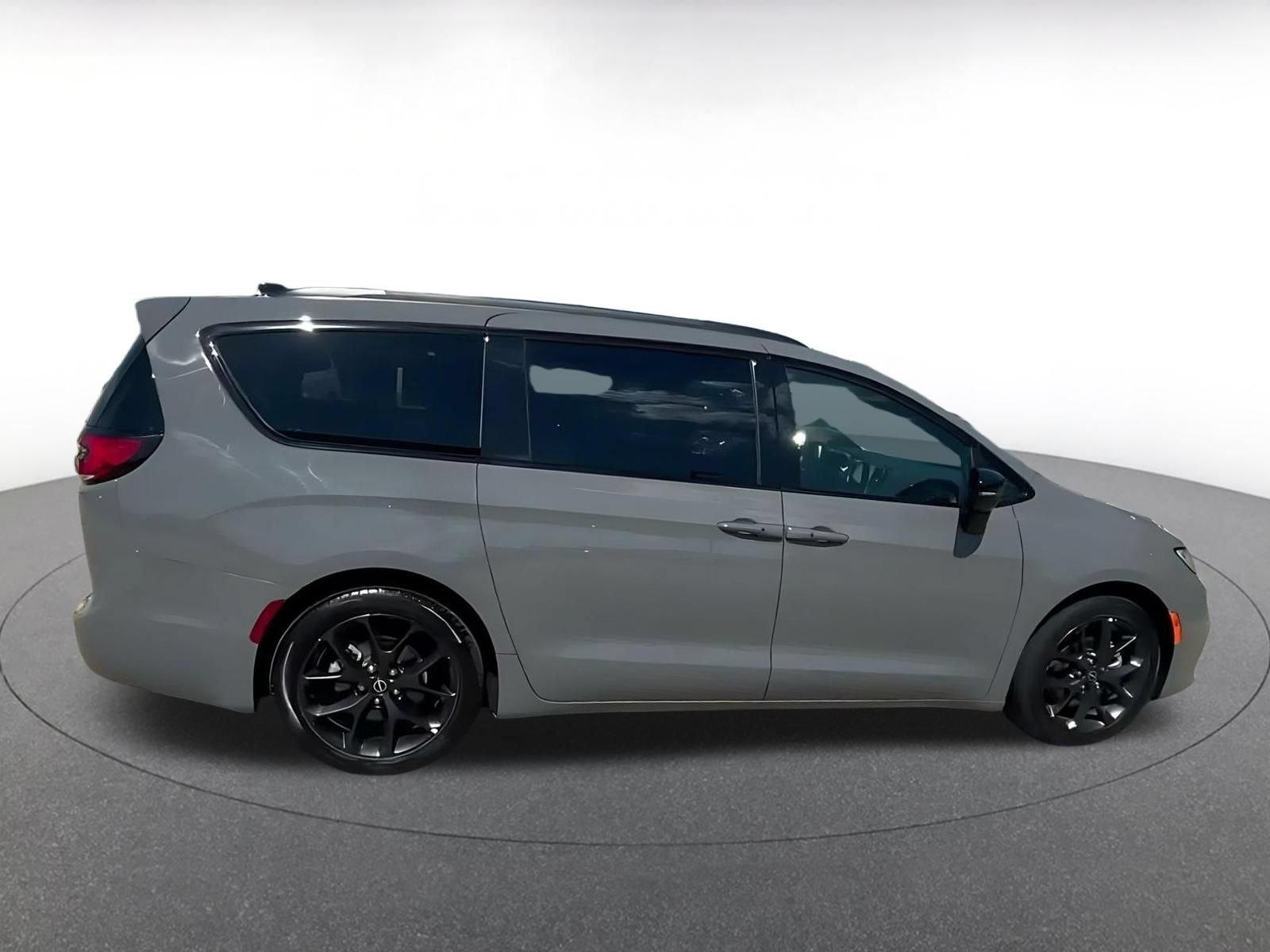 Used 2025 Chrysler Pacifica Limited FWD image 14