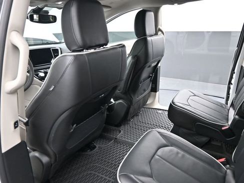 Used 2024 Chrysler Pacifica Limited w/ Trailer Tow Group image 14