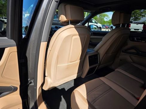 Used 2023 Porsche Cayenne Platinum Edition AWD/4WD image 19